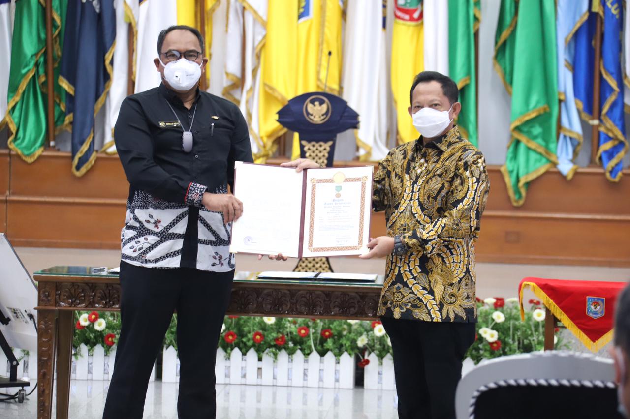 Mendagri Anugerahkan Penghargaan Satyalancana Wira Karya ke Anggota V BPK RI Bahrullah Akbar
