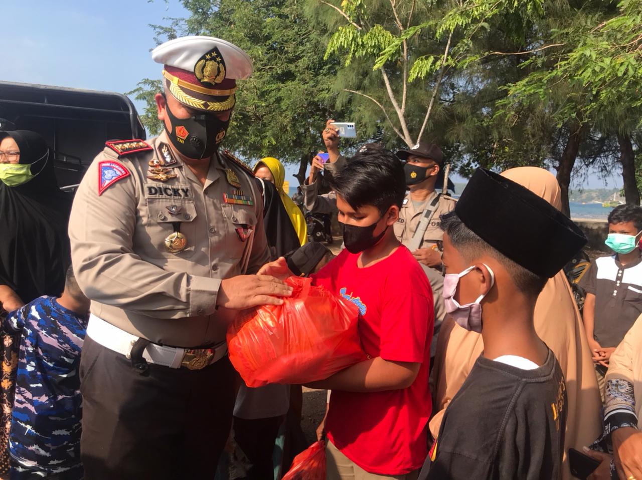 Giliran Kaum Dhuafa Dapat Santunan Sembako Dirlantas Polda Aceh