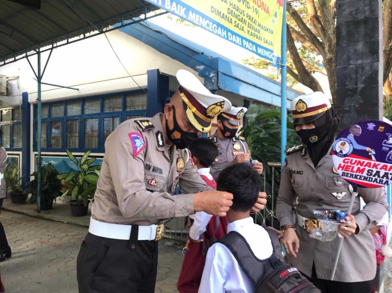 Giliran Murid SD Dapat Masker dari Ditlantas Polda Aceh