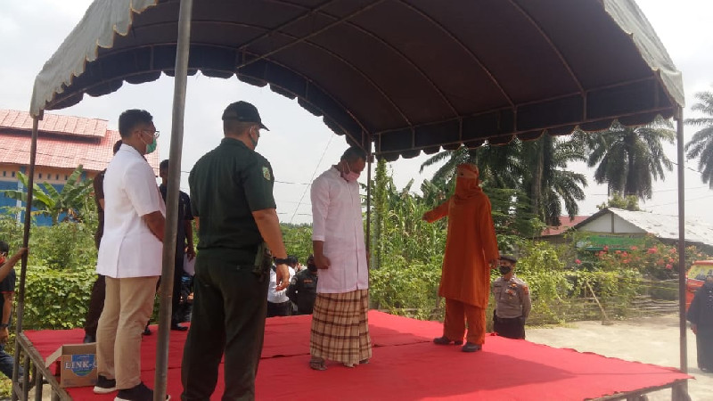 Langgar Syariat Islam, Oknum PNS di Aceh Tamiang Dicambuk 100 Kali
