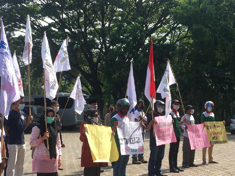 Buruh Aceh Gelar Ujuk Rasa di Gedung DPRA