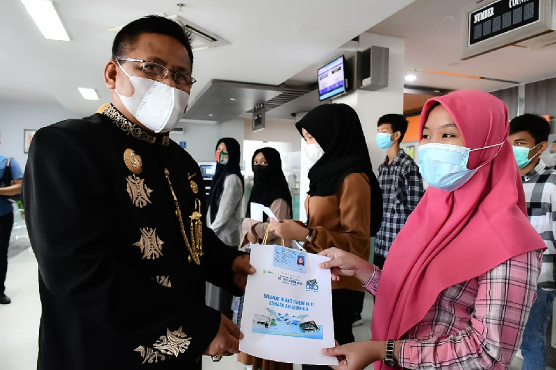 Peringati HUT Banda Aceh, Aminullah Bagikan e-KTP untuk Warga U-17