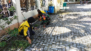 Sambut Ramadan, TNI dan Polri Bersama Masyarakat Gotong Royong Bersihkan Masjid