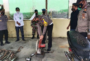 Polisi Aceh Timur Musnahkan 30 Knalpot Blong