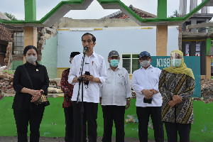 Jokowi Tanda Tangani PP tentang THR