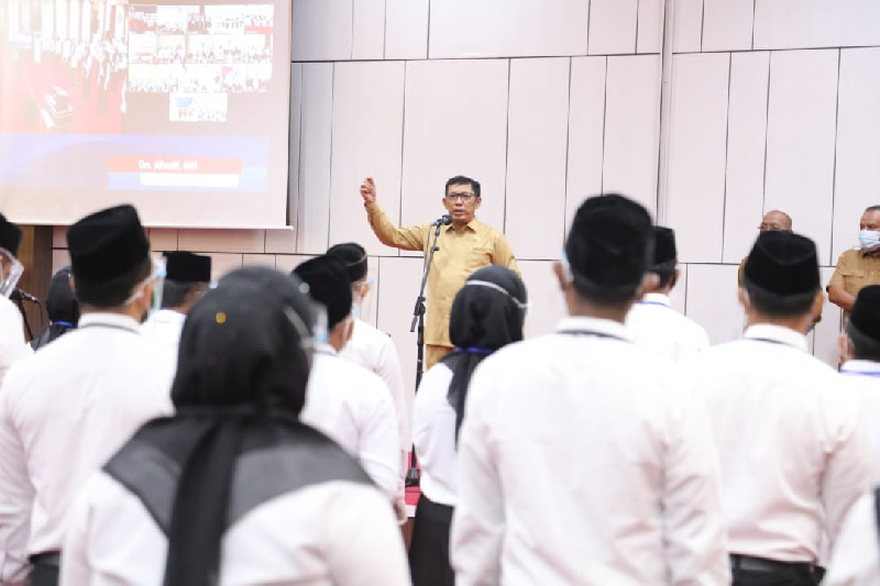 Serahkan SK Non PNS, Kadisdik Aceh Minta Pegawai Tingkatkan Profesionalisme Kerja