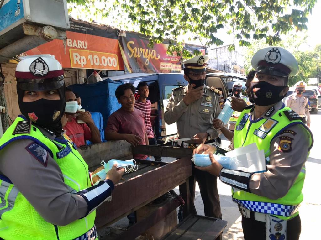Ditlantas Polda Aceh Bagikan Masker Pada Penumpang L 300 di Lueng Bata