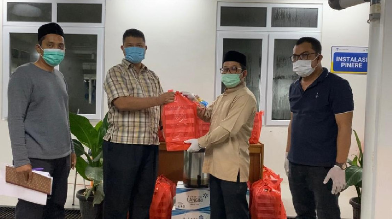 Dinsos Aceh Perdana Berbagi Makanan Sahur, Devi:  Pandemi Tak Halangi Kita untuk Beribadah