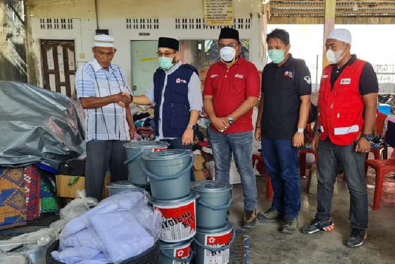 PMI Lhokseumawe Serahkan Bantuan Untuk Korban Kebakaran di Batuphat