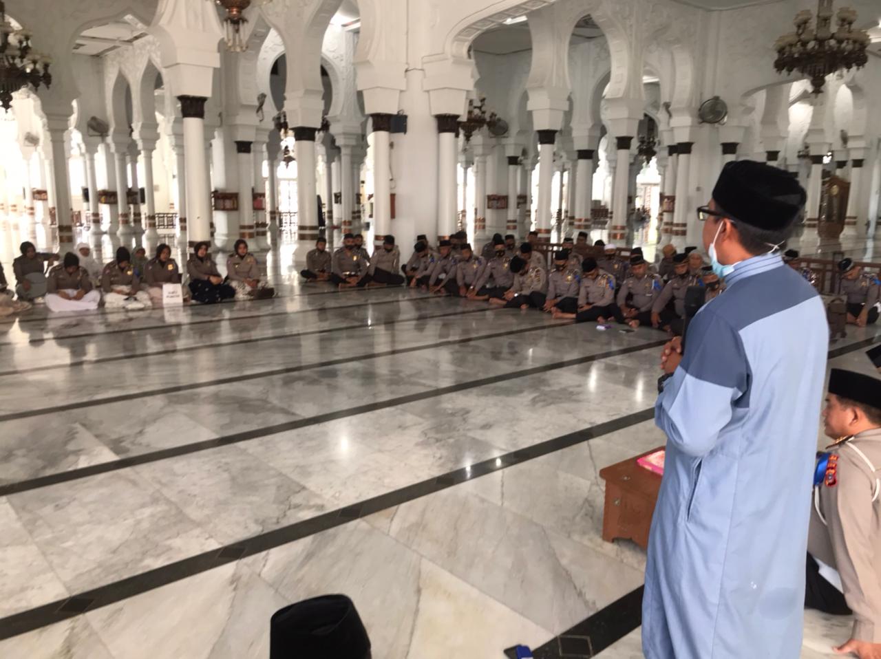 Ditlantas Polda Aceh Tadarus Alqur,an di Masjid Raya Baiturahman