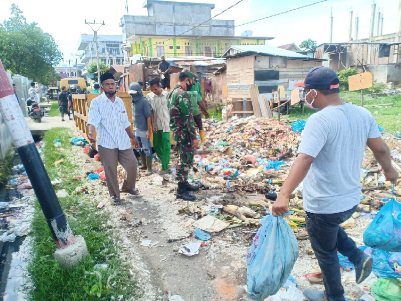 Sampah Menutupi Badan Jalan di Lhokseumawe, TNI Ikut Bantu Bersihkan Bersama Warga