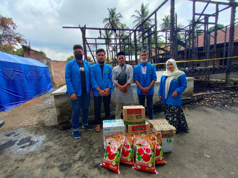 DEMA UIN Ar-Raniry Salurkan Bantuan Pada Korban Kebakaran di Aceh Besar
