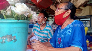 Kisah Piluh Penjual Bunga di TPU Karet Bivak Jelang Lebaran