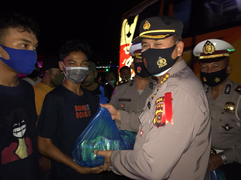 Dirlantas Polda Aceh Bagi Sembako untuk Supir Angkutan Umum di Terminal Batoh