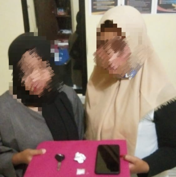 Sembunyikan Sabu di Smartphone  Dua Wanita Ditangkap