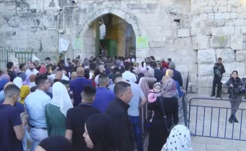 Ribuan Umat Muslim di Yerusalem Rayakan Idul Fitri di Suasana Perang