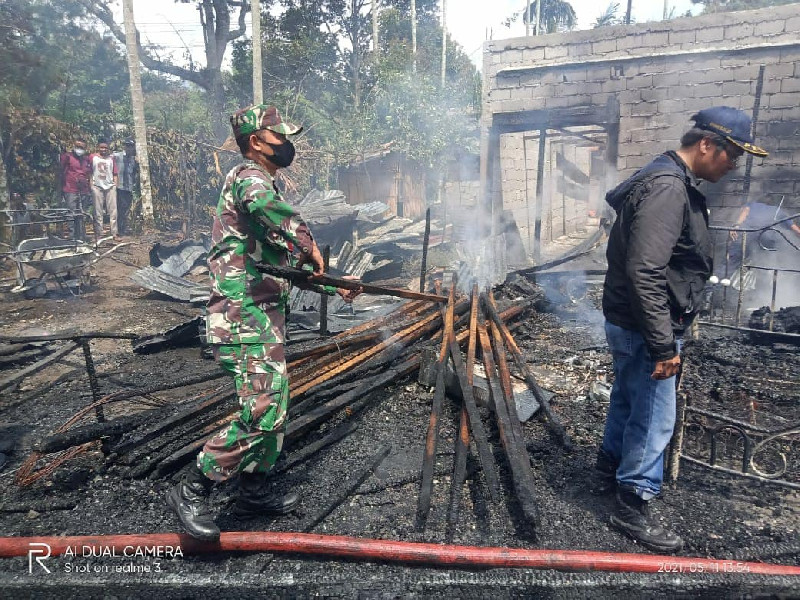 TNI Bantu Korban Kebakaran di Bener Meriah