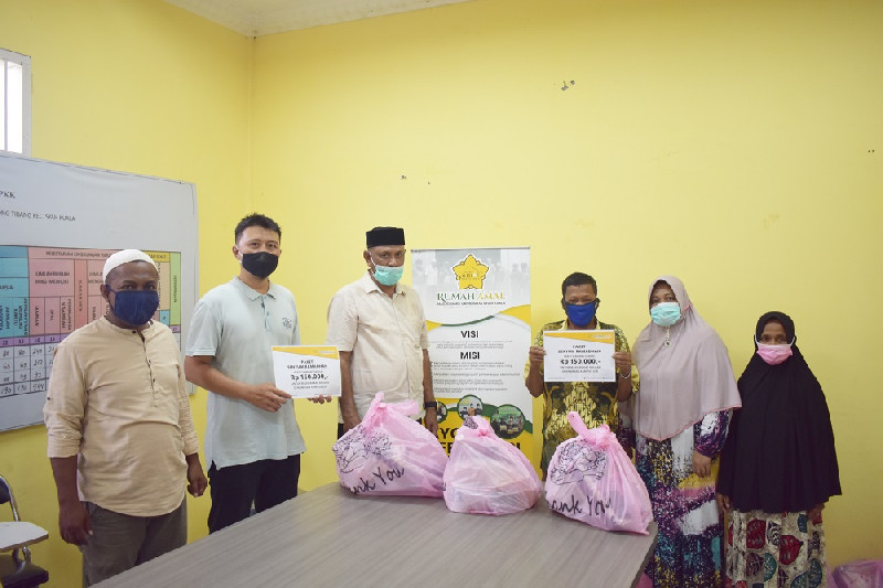 90 Warga Dhuafa Terima Paket Senyum Ramadan Rumah Amal Masjid Jamik USK