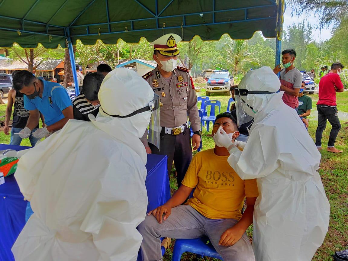 Ditlantas Polda Aceh Test Swab Antigen Kepada Pengunjung Tempat Wisata