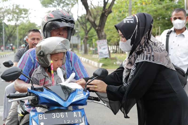 Meriahkan Ramadan, Dua SMKN di Banda Aceh Bagi-bagi Takjil