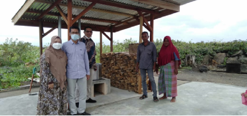 Dosen USK Lakukan Pengabdian Masyarakat Dengan Penggunaan Biomasa Kayu Pada Produksi keumamah