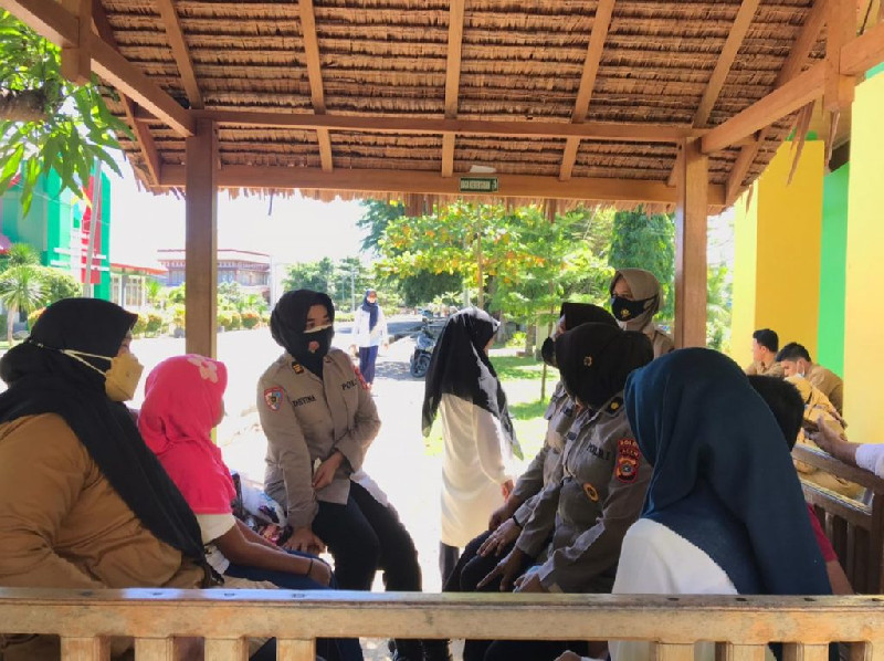 Polwan Polda Aceh Santuni Korban Kekerasan Seksual di Rumah Aman Darussa'adah