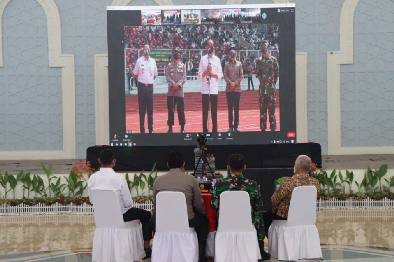 Melalui Vidcon, Presiden Jokowi Tinjau Langsung Vaksinasi Massal di Aceh