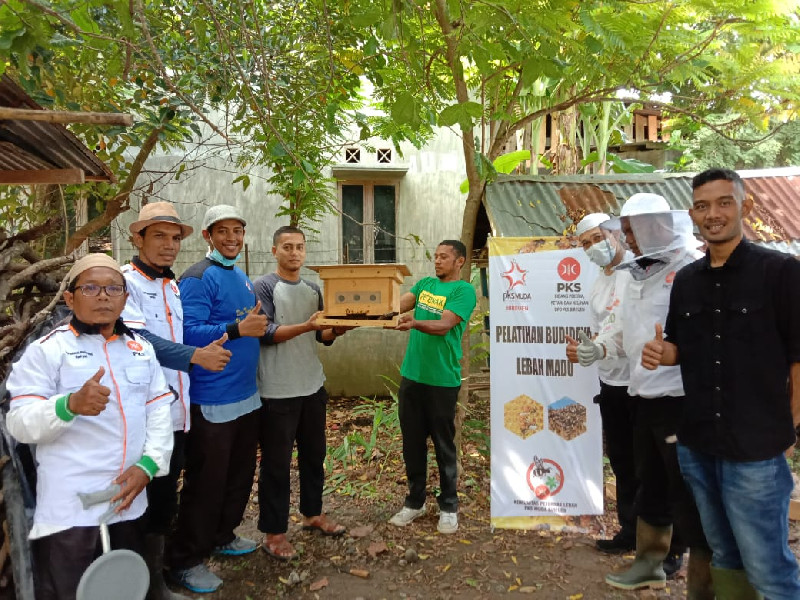 PKS Bireuen Latih Anak Muda Untuk Beternak Lebah Madu