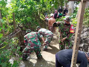 Musim Tanam Tiba, Petani Blang Bintang Bersama TNI Bersihkan Saluran Tersier