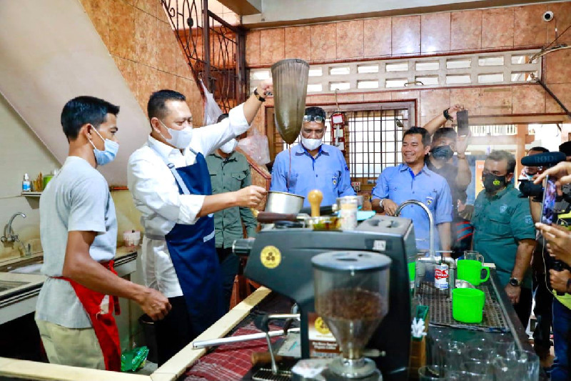 Ketua MPR RI Mencoba Menjadi Profesi Barista Tradisional di Aceh