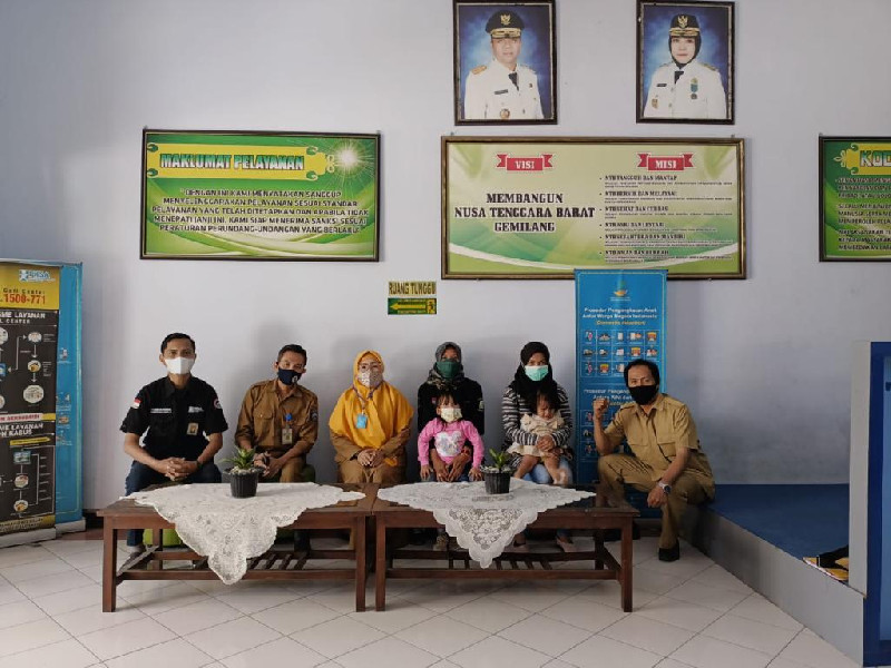 Tempuh 14 Jam Lebih Perjalanan, Dinsos Aceh Serahkan Fitria Ningsi ke Pihak Keluarga di NTB