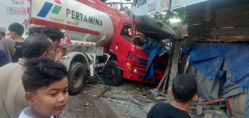 Laka Lantas, Mobil BBM Pertamina Tabrak Kedai Kopi di Aceh Timur