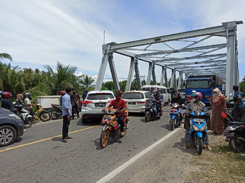 Sistem Buka Tutup Jalan di Jembatan Peudada Tak Maksimal, Warga Kecewa
