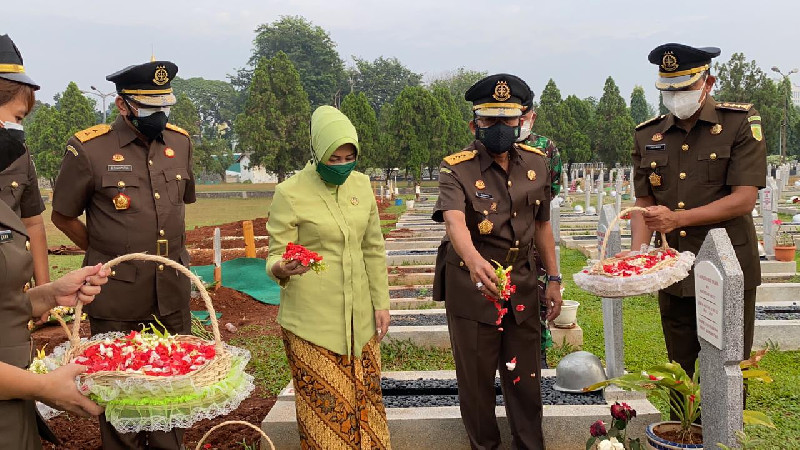 Kejakgung dan Pengurus IAD Ziarah ke Makam Pahlawan Kalibata