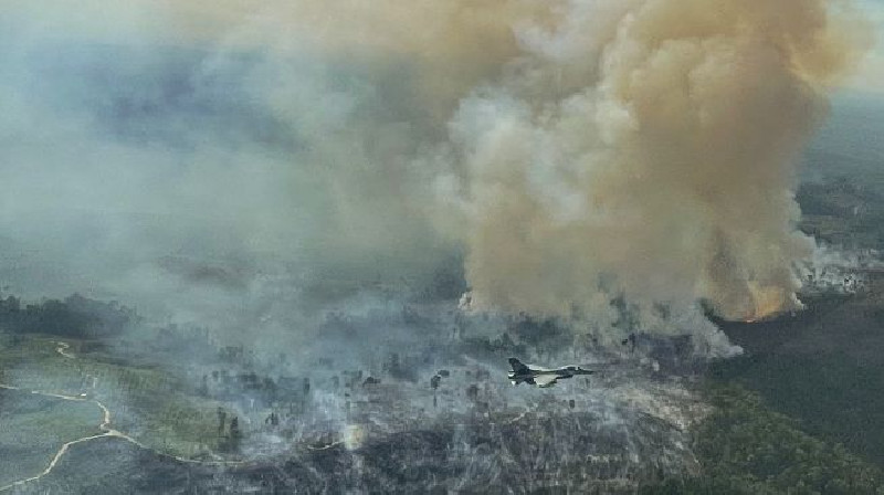 Pesawat Tempur F-16 Pantau Kebakaran Hutan di Riau