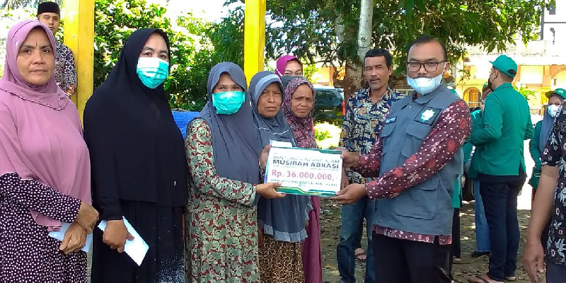 BMA Salurkan Bantuan Kepada Korban Abrasi Sungai Aceh Selatan