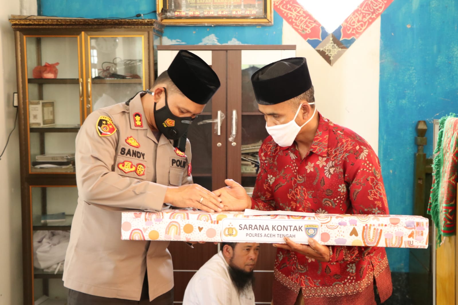 Himbau Patuh Prokes PPKM Polres Aceh Tengah Berikan Bantuan