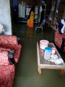 Waspada, Banjir Sudah Mulai Masuk Pemukiman Rumah Warga Daroy