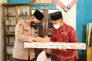Himbau Patuh Prokes PPKM Polres Aceh Tengah Berikan Bantuan