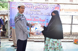Al-Fityan School Aceh Salurkan Daging Qurban ke Warga Sekitar