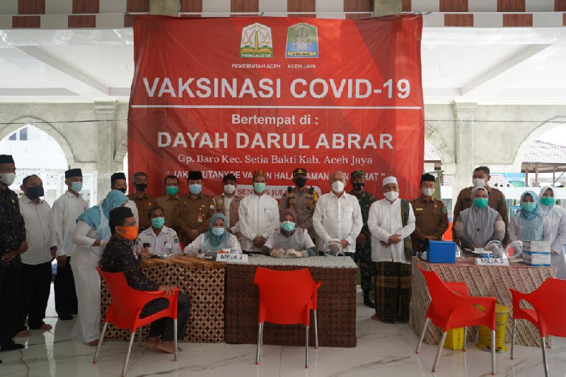Sekda Aceh Hadiri Vaksinasi Covid 19 Di Dayah Darul Abrar