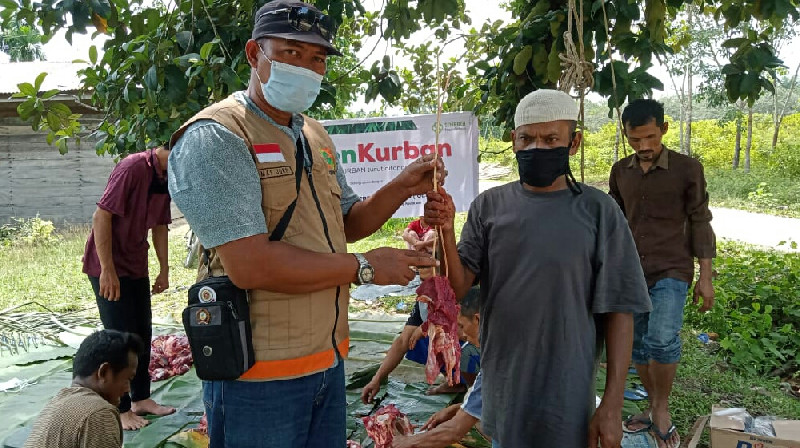 Relawan Gebetan Salurkan Daging Kurban GKSF Tanpa Kantong Plastik