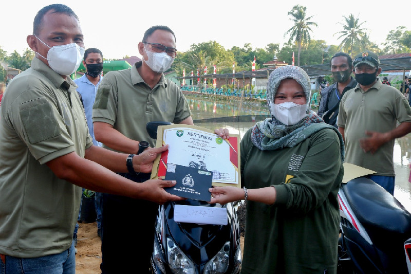 Tak Mau Kalah, Pemancing Wanita Sabet Hadiah Motor Beat di  Lomba Mancing Lilawangsa Produktif