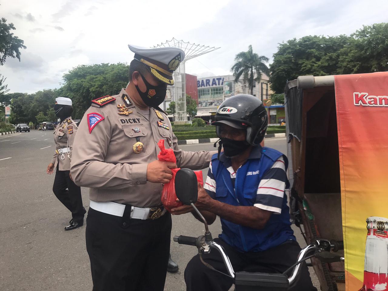 Ditlantas Polda Aceh Bagi Daging Qurban Untuk Abang Beca dan Penjual Sirih  di Masjid Baiturahman