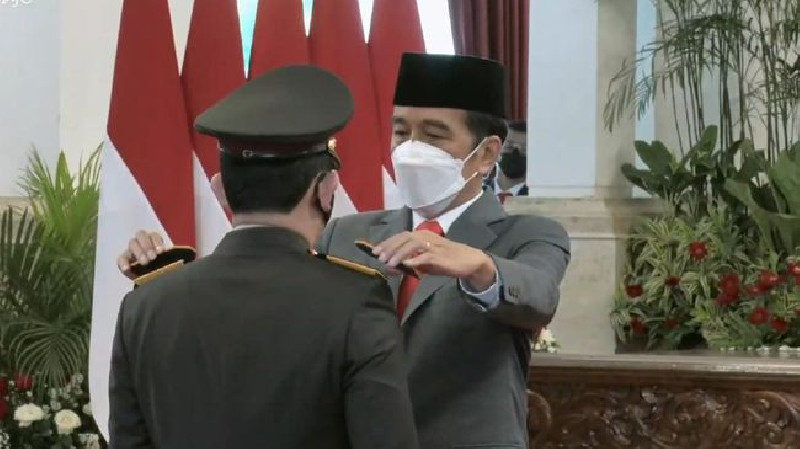 Jokowi Beri Bintang Kehormatan Untuk Tiga Polisi Terbaik Indonesia