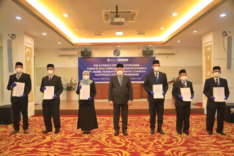 Sekda Aceh Melantik Komisaris BPRS Mustaqim Aceh, Akan Beroperasi Secara Syariah