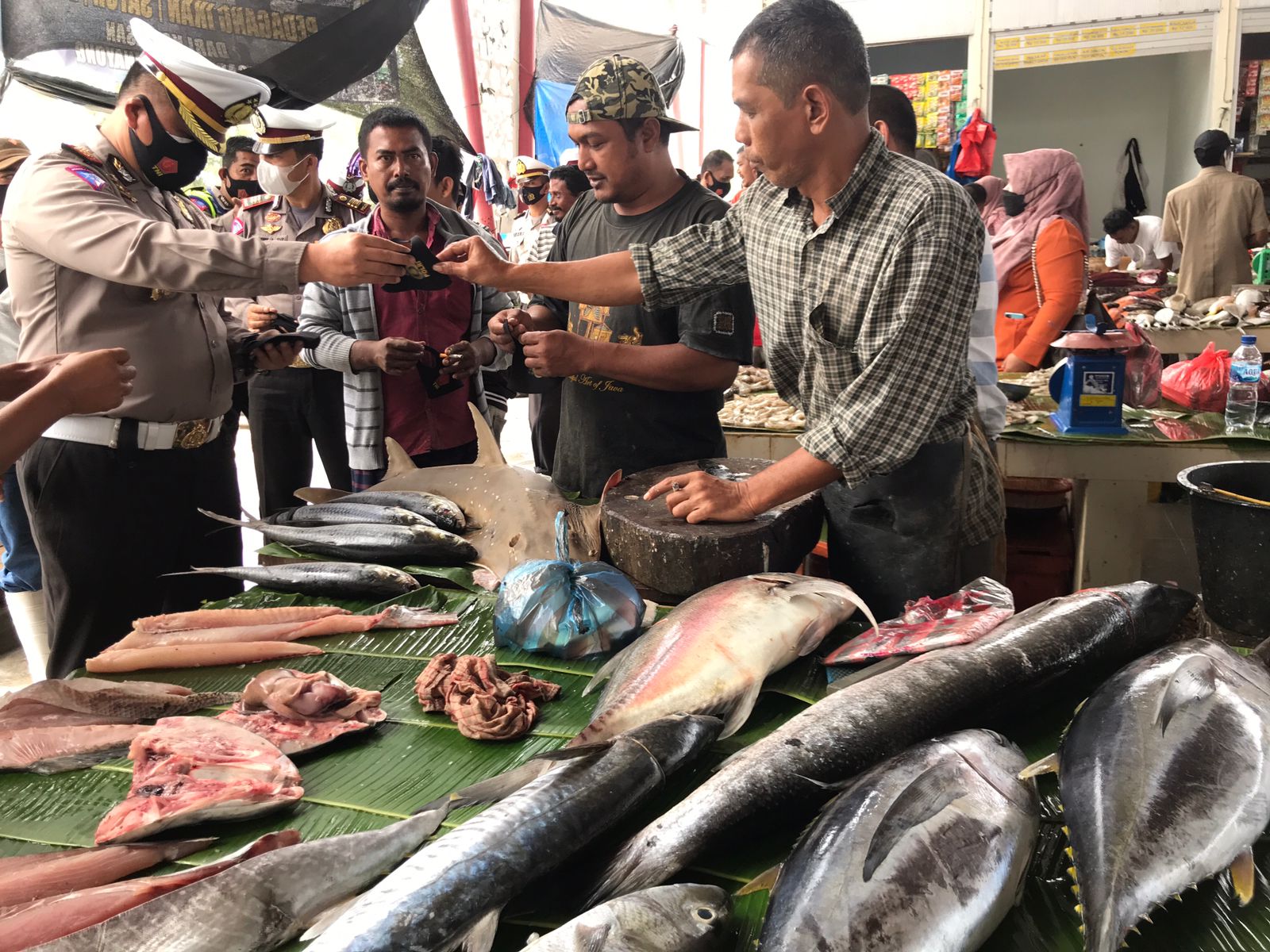 Dirlantas Polda Aceh Bagi 1000 Masker Kepada Pedagang Pasar Al Mahirah
