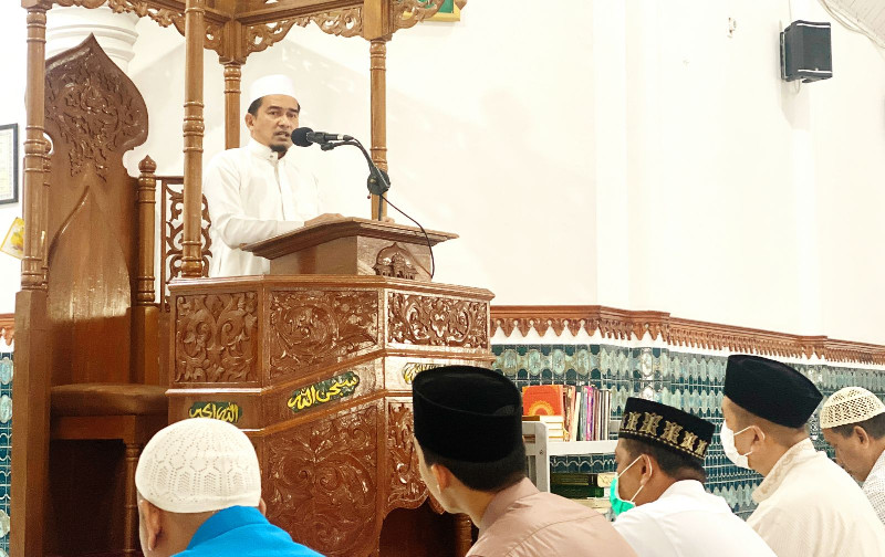 Kadinsos Aceh Jadi Khatib Shalat Jumat, Ajak Jama'ah Peduli Kondisi Pandemi