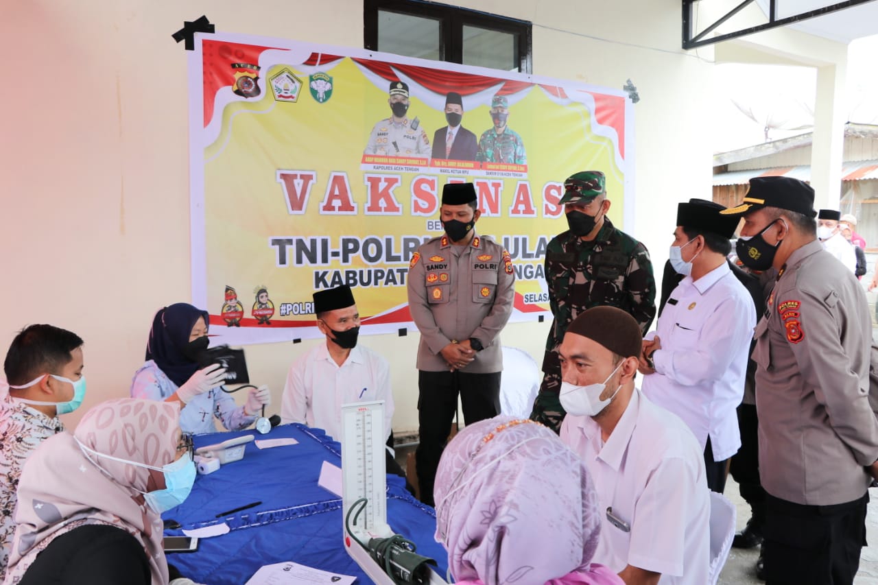 Ulama dan Imum Kampung Vaksin di Klinik Polres Aceh Tengah