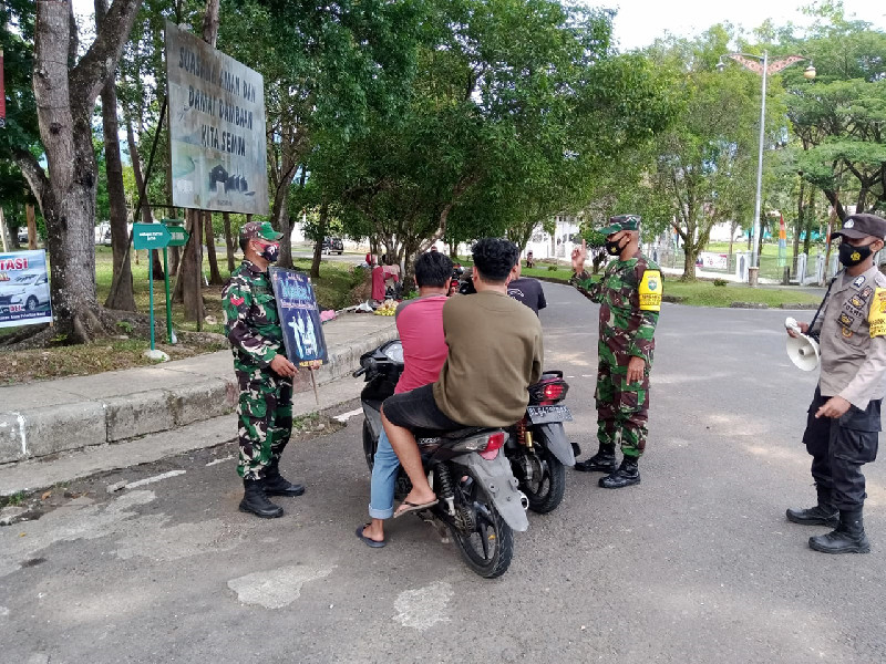 Tegakkan Disiplin Prokes, Petugas Gabungan TNI-Polri Gelar Razia Masker